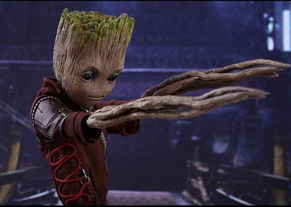 Groot Hot Toy comes with a Ravegaers outfit and interchangeable hands